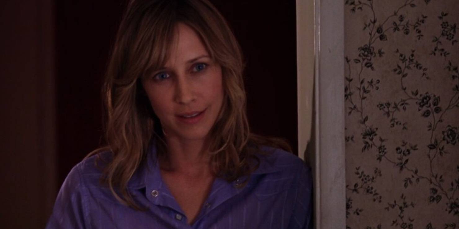 Вера Фармига в дверном проеме в фильме «Предатели»