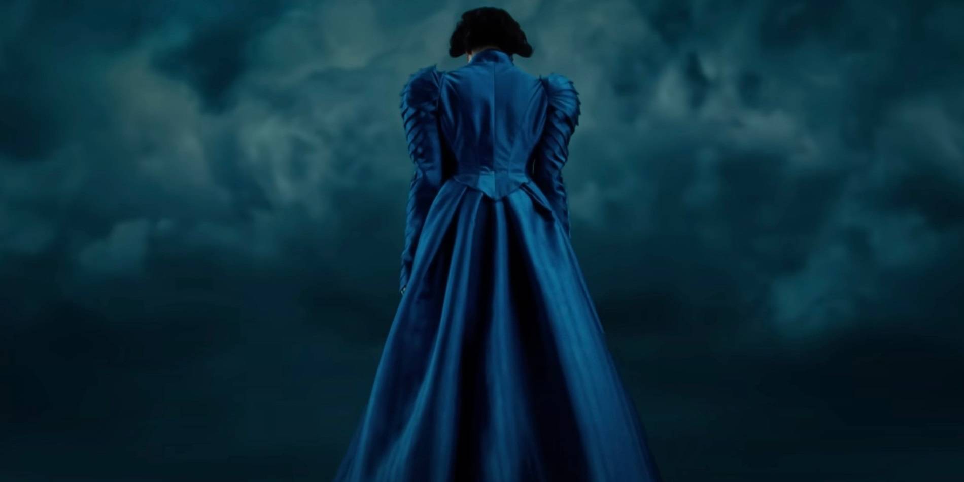 Виктория стоит на мосту в "Poor Things"