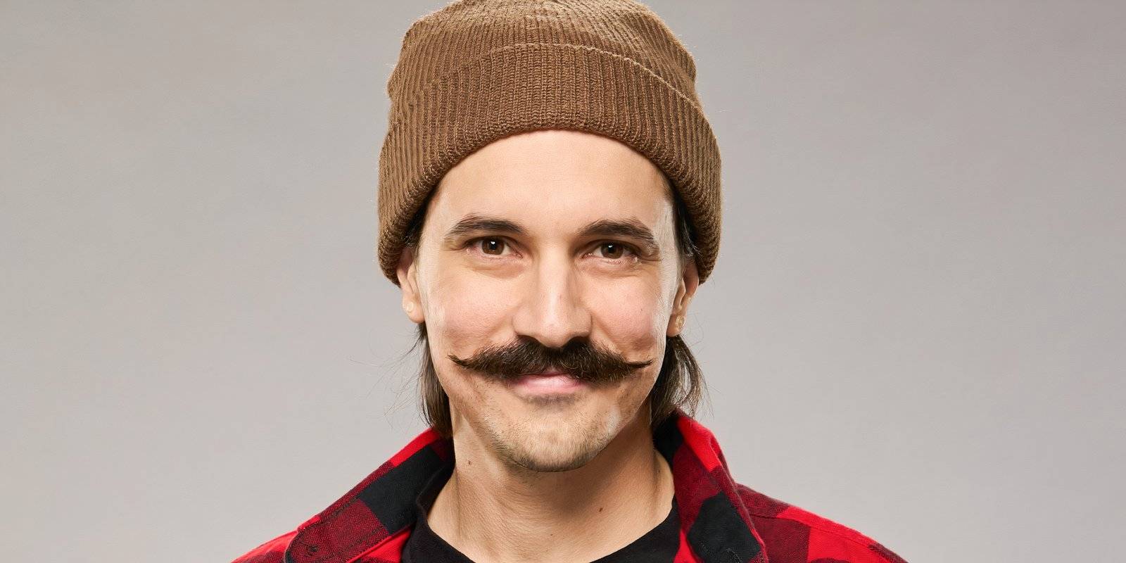 Фотография Винса Панаро на *Big Brother* 27 на фоне серого цвета.