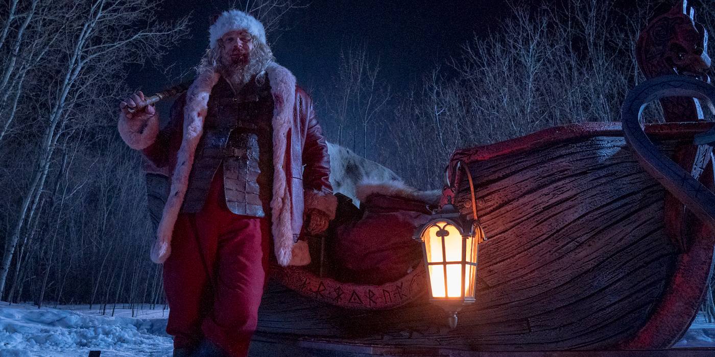 Санта Клаус со своим санями в фильме Violent Night