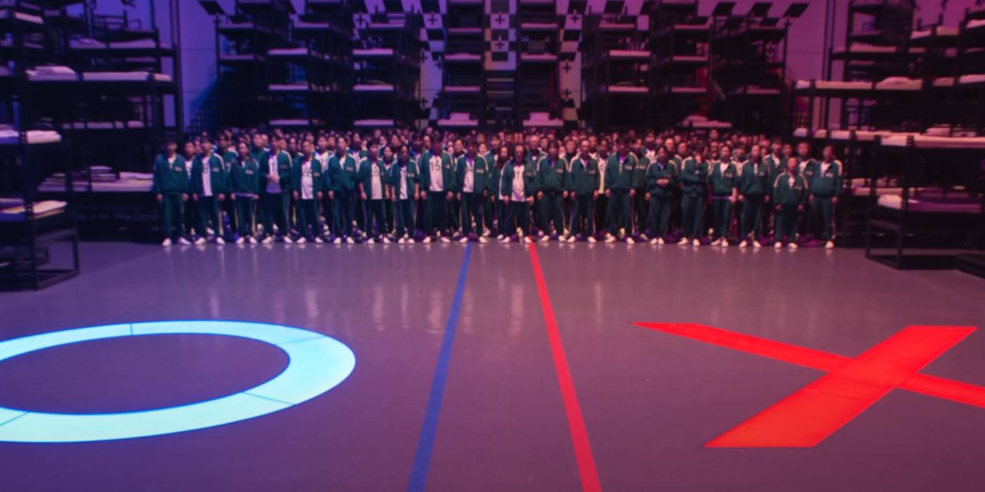 Игроки выстраиваются перед синим "O" и красным "X" на полу в Squid Game, сезон 2