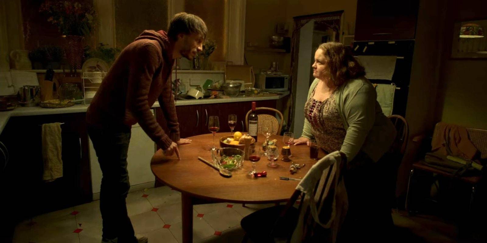 Эпизод "Baby Reindeer" 3: Джессика Ганнинг в роли Марты Скотт, имитирует Шилу, в исполнении Ричарда Гадда в роли Донни Данна и Нины Сосаны в роли дома Лиз