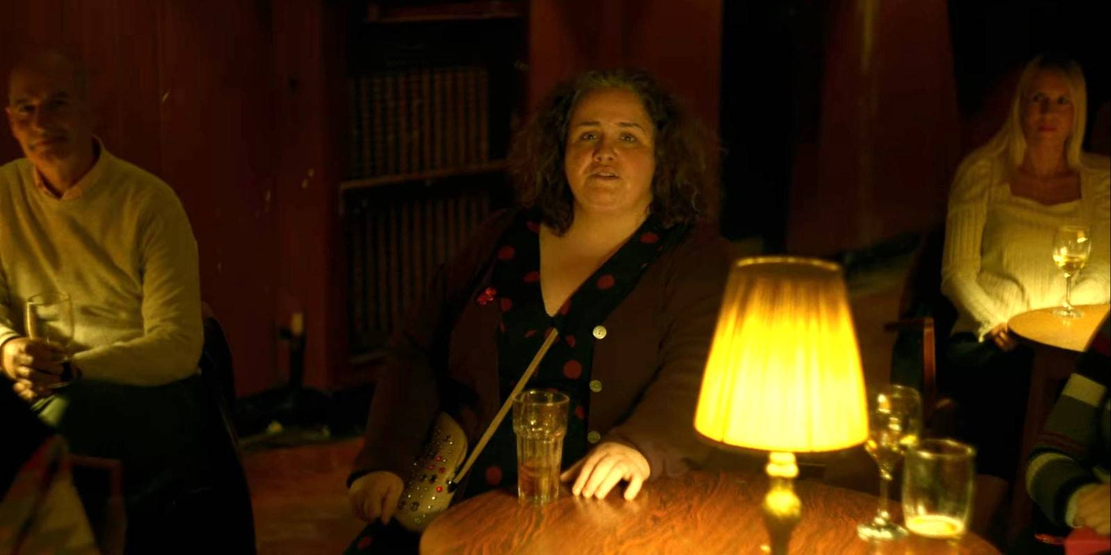 Эпизод 3 Baby Reindeer: Джессика Ганнинг в роли Марты Скотт сталкивается с Ричардом Гаддом в роли Донни Дан в его стендап-шоу с Навой Мау в качестве зрительницы