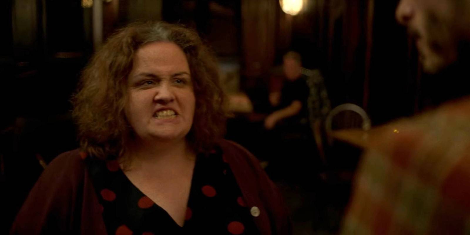 Baby Reindeer, эпизод 3: Джессика Ганнинг в роли Марты Скотт избивает Наву Мау в роли Тери, когда они вместе в пабе с Ричардом Гаддом в роли Донни Дан