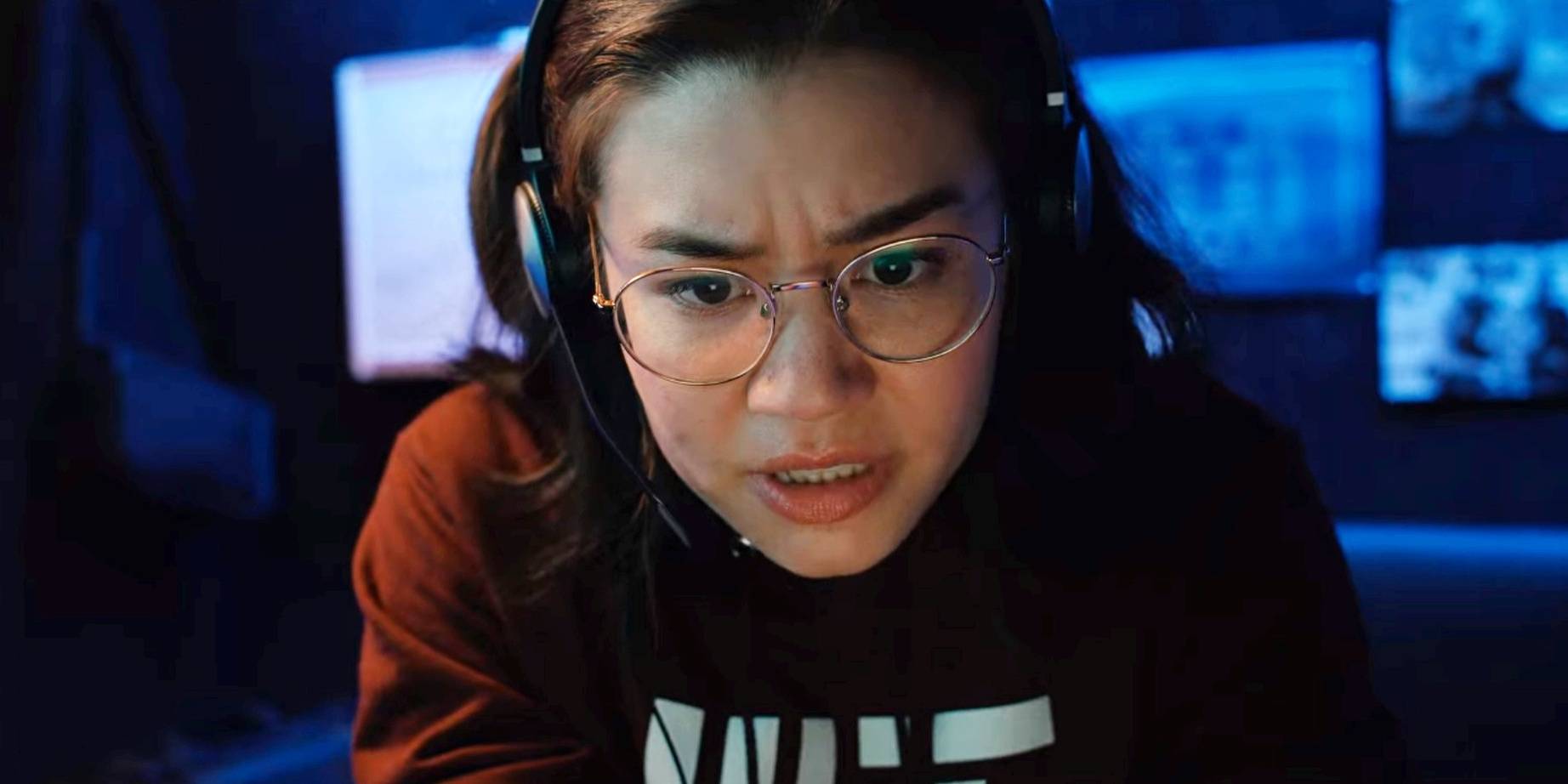 Ким Рутледж в роли Майи Лернер, пристально смотрящая в *Obliterated*.