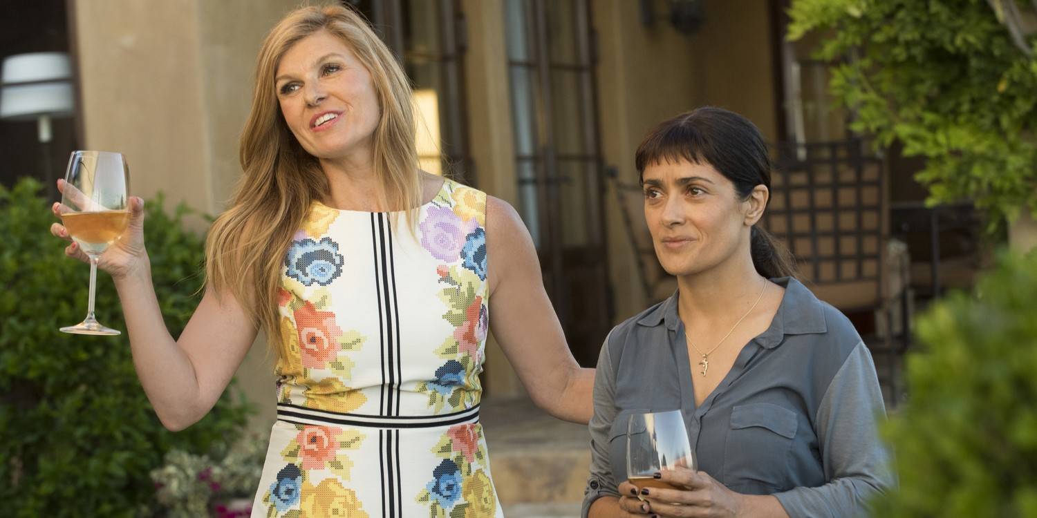 Конни Бриттен улыбается рядом с нервной Сальмой Хайек в фильме «Беатрис за ужином».