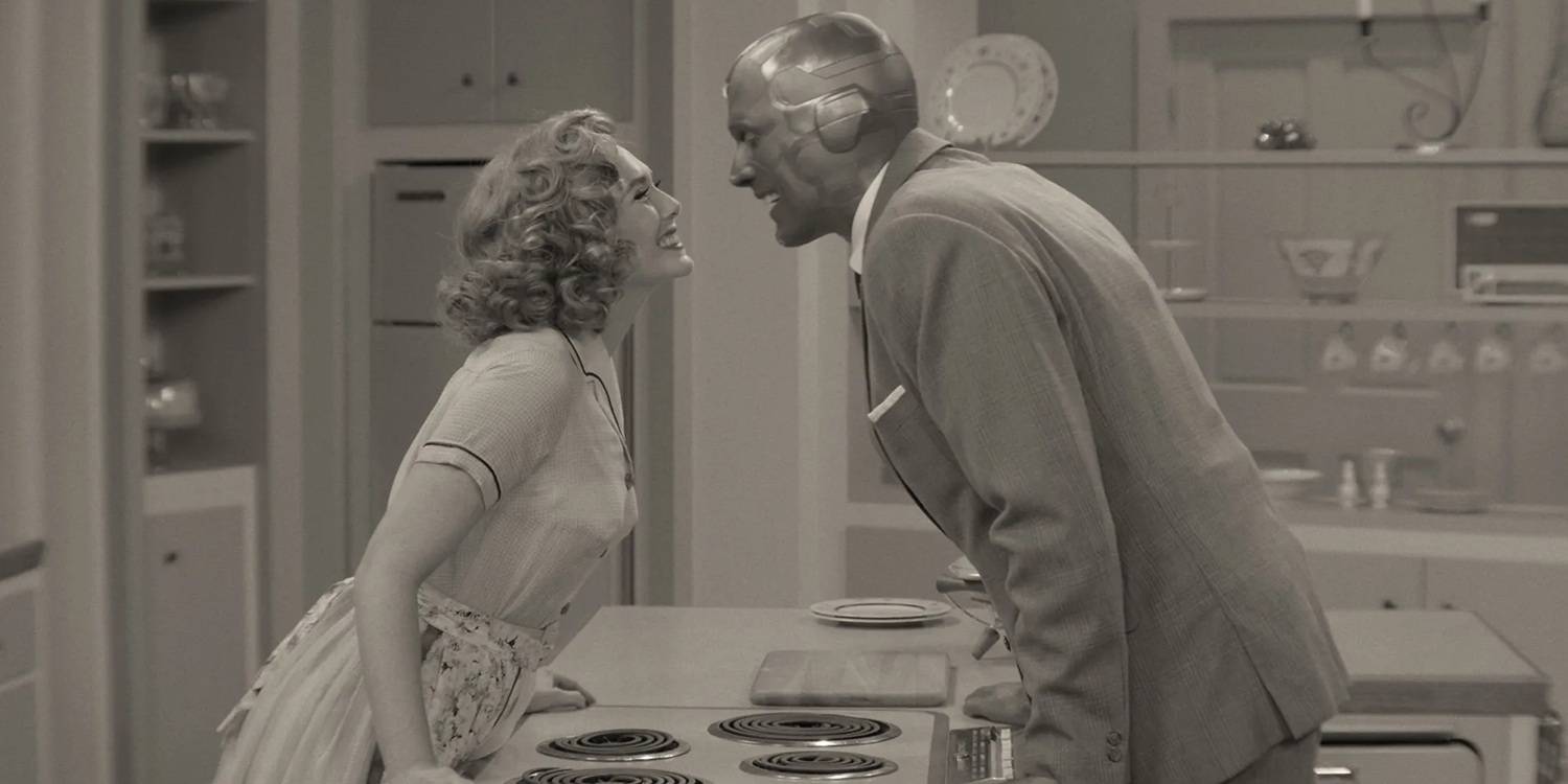 Ванда и Вижн улыбаются друг другу в WandaVision