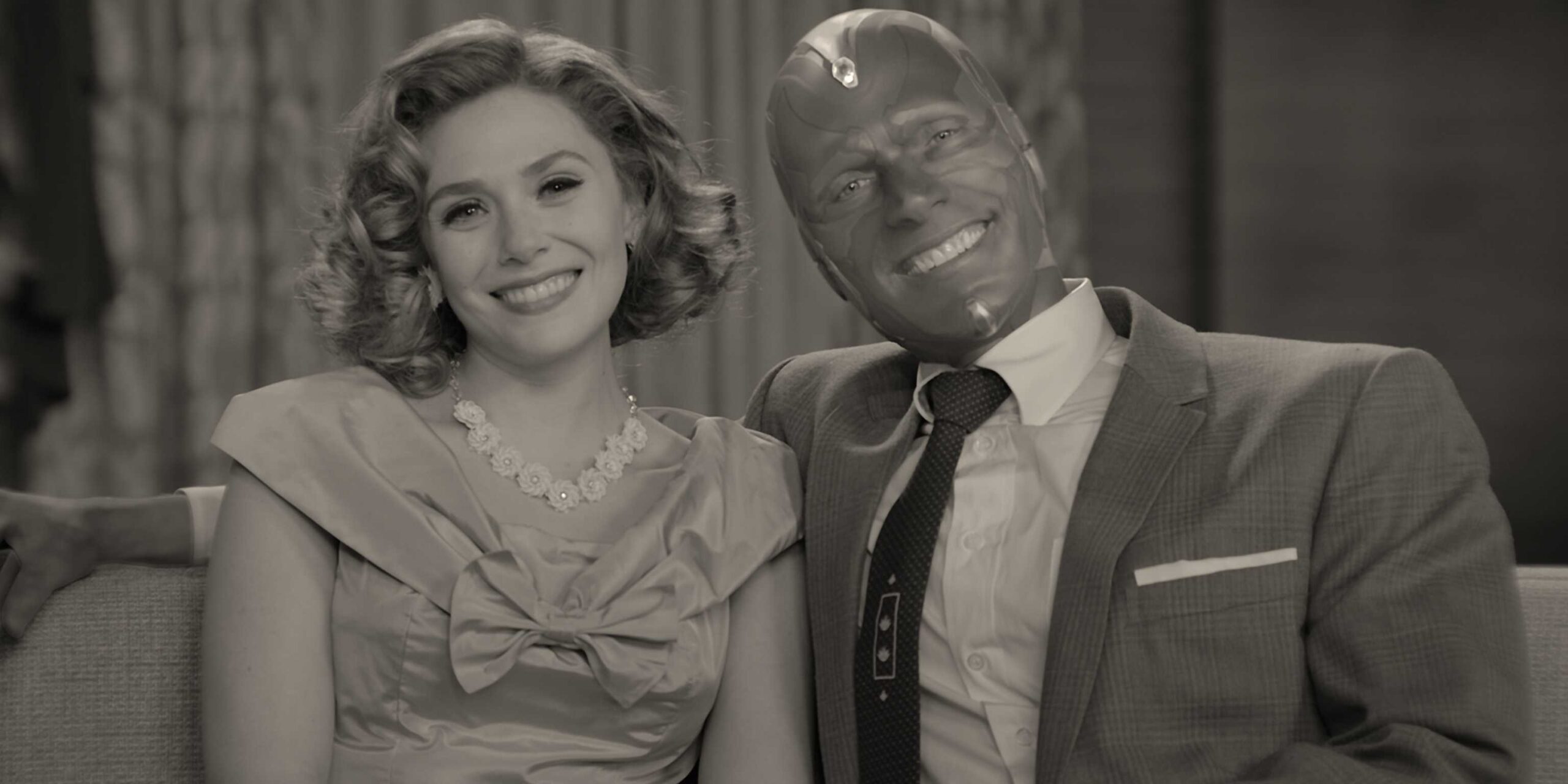 Улыбающиеся Ванда и Вижн в *WandaVision*