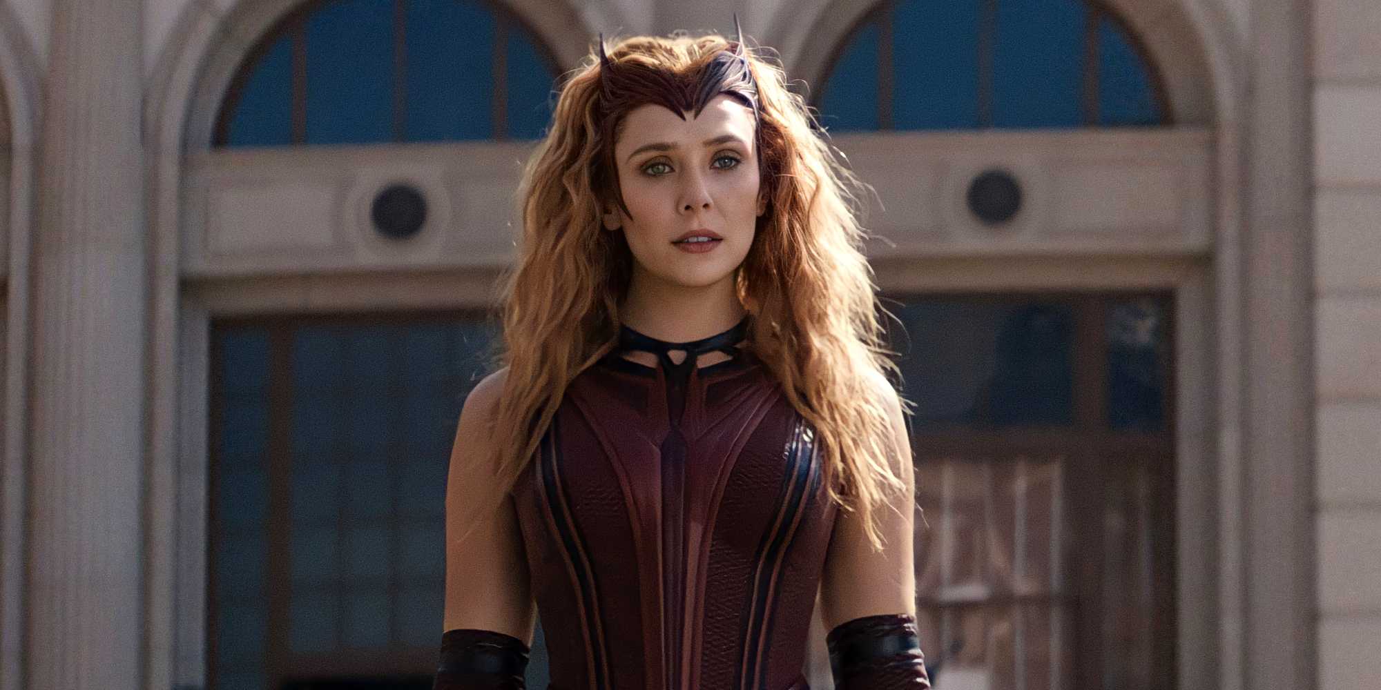 В финале "УандаВизн" Ванда Максимоф носит свой костюм и головной убор "Scarlet Witch"