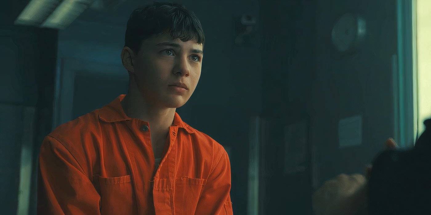 Уоррен Глауатски сидит в одежде, которую носят в тюрьме, в фильме "Под мостом"