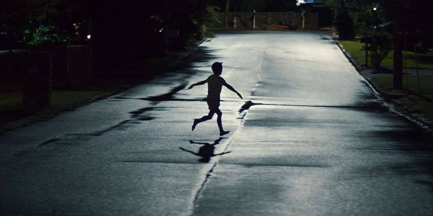Ребенок бежит ночью в фильме "Оружие"