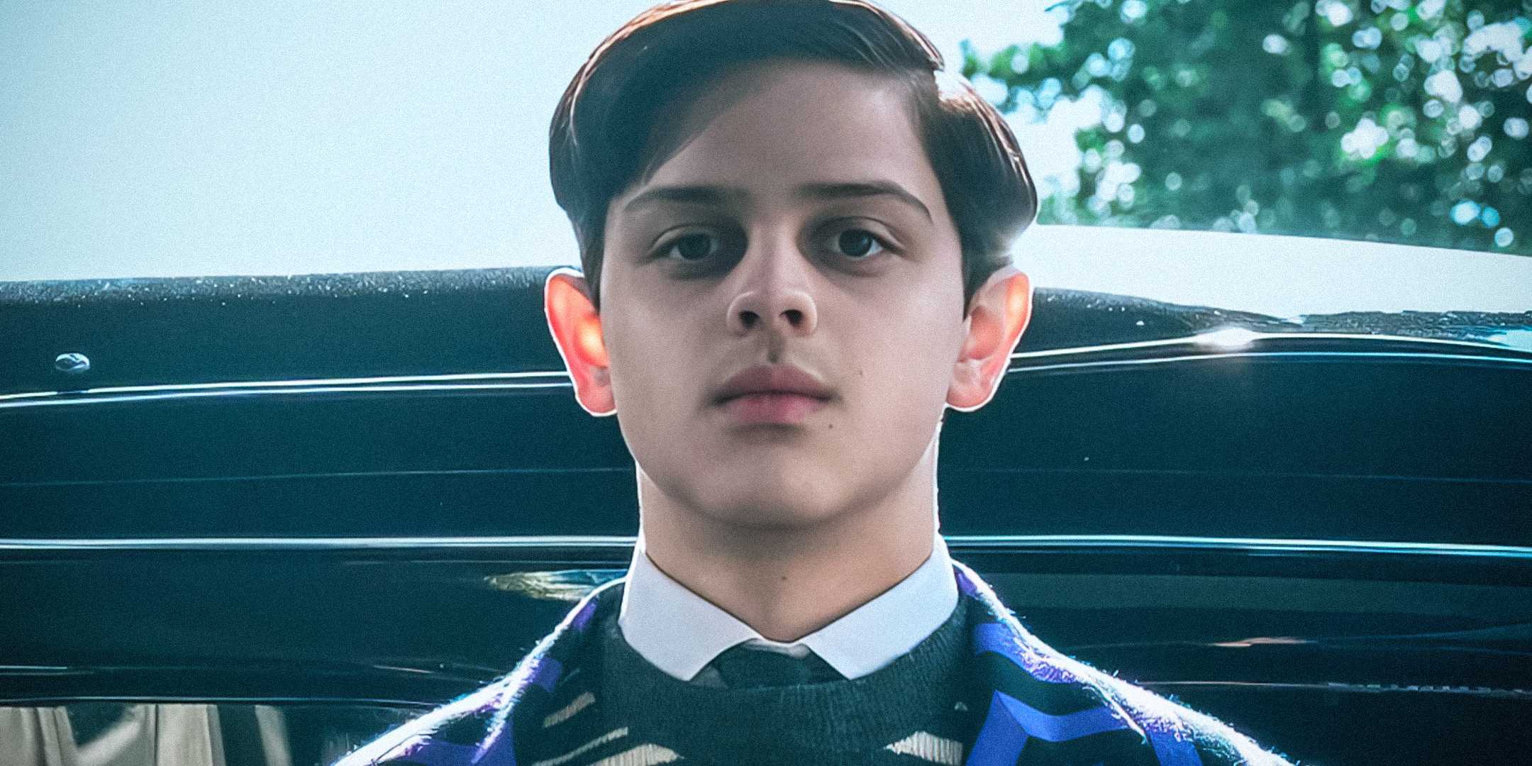 Пугсли стоит перед машиной в 2 сезоне "Wednesday"