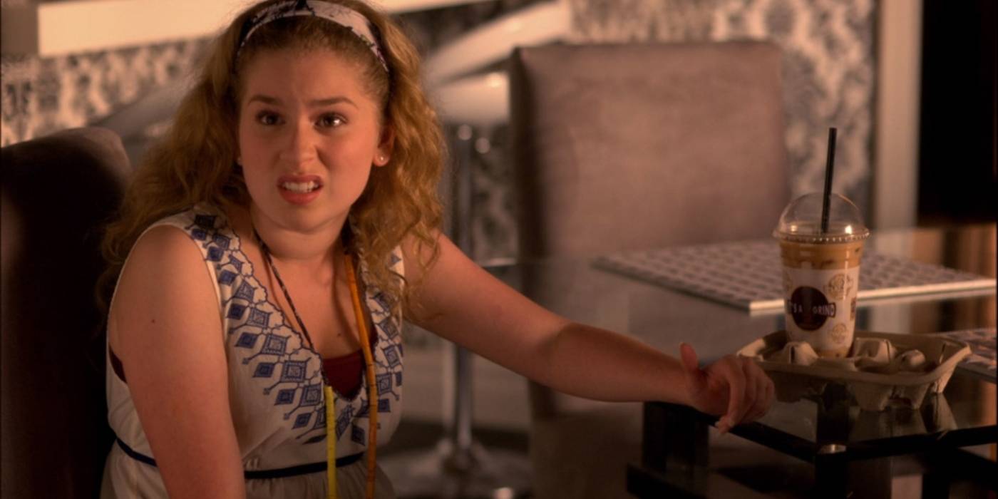 Изабель Ходес (Элли Грант) выглядит отвратительно в Weeds