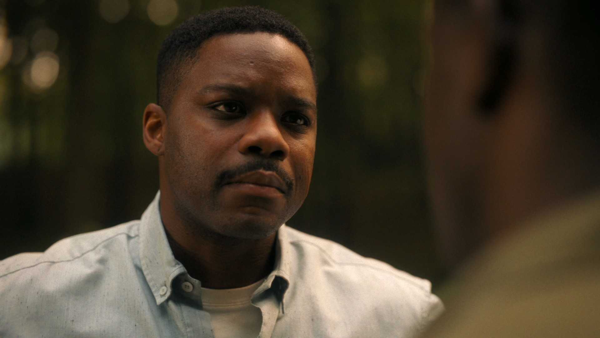 Джован Адепо, выглядящий серьезно в It: Welcome to Derry