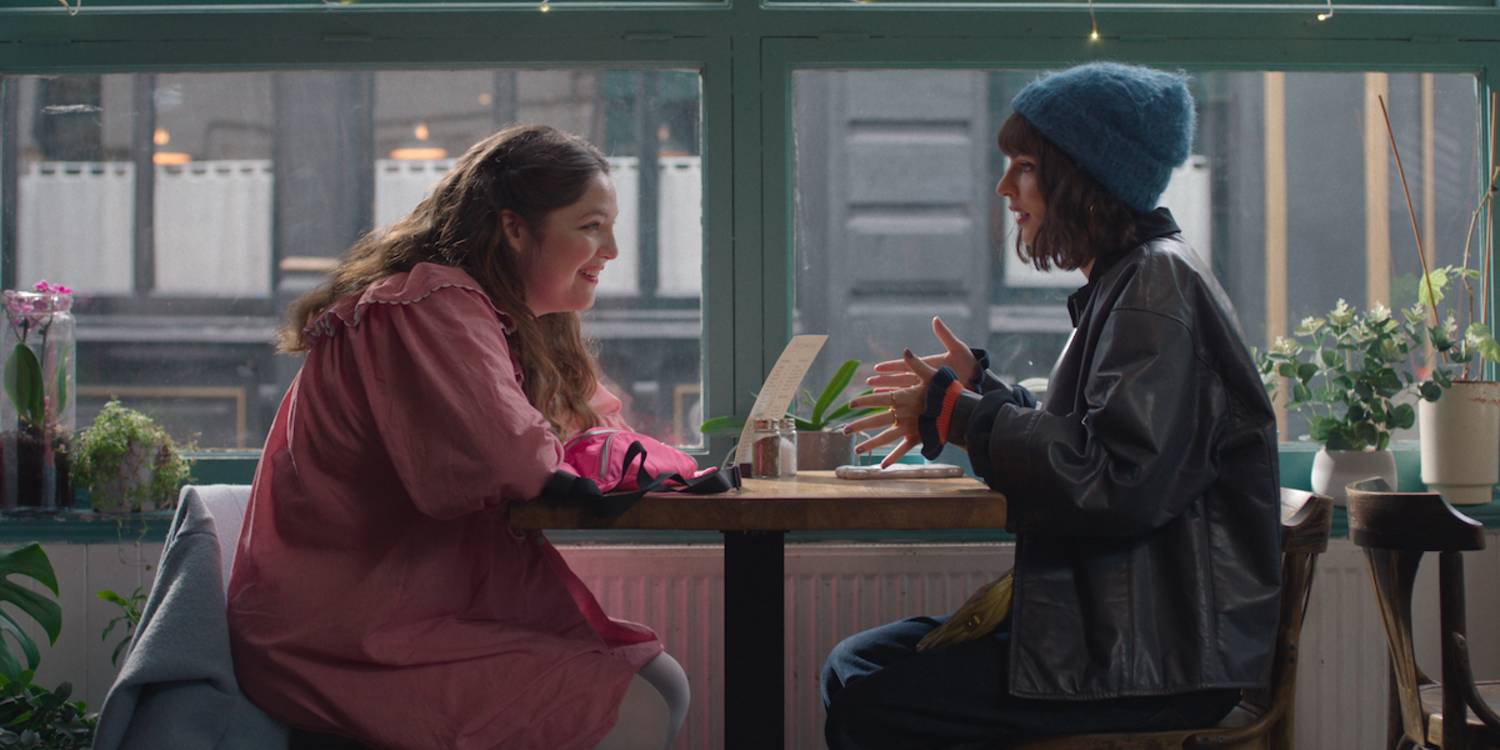 Джесс и Венди разговаривают в кафе в "Too Much"