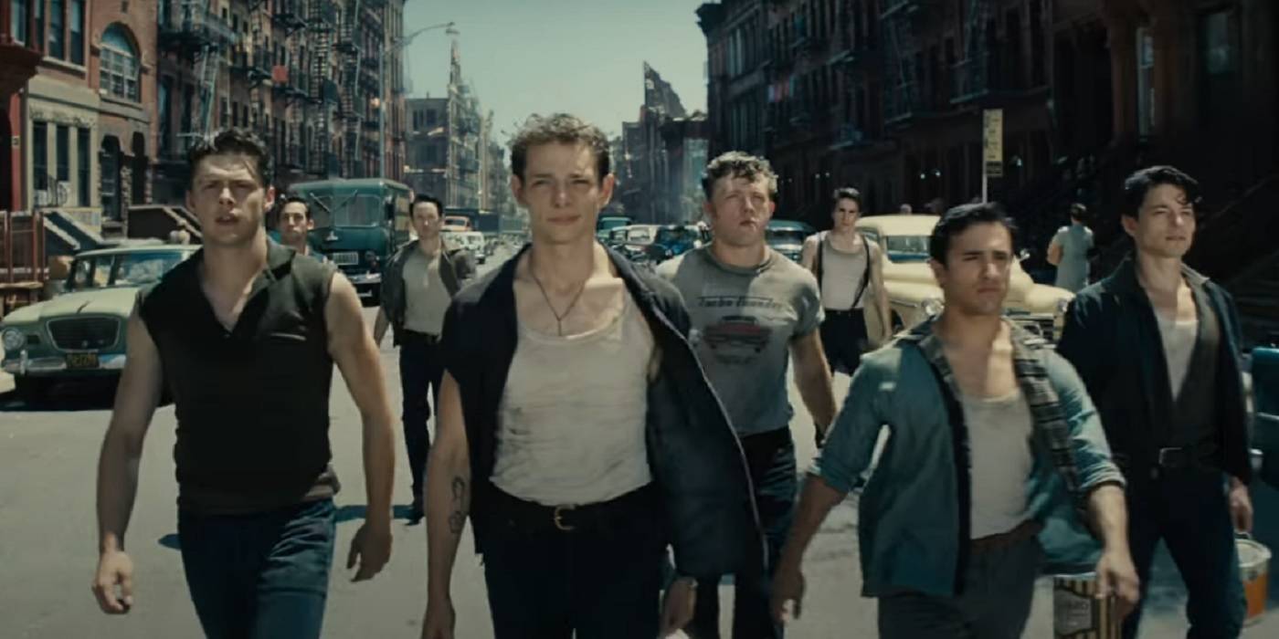 Члены банды, идущие по улице в «Западной стороне»