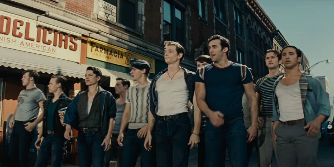 "Джетс" идут по улице в *West Side Story* (2021)