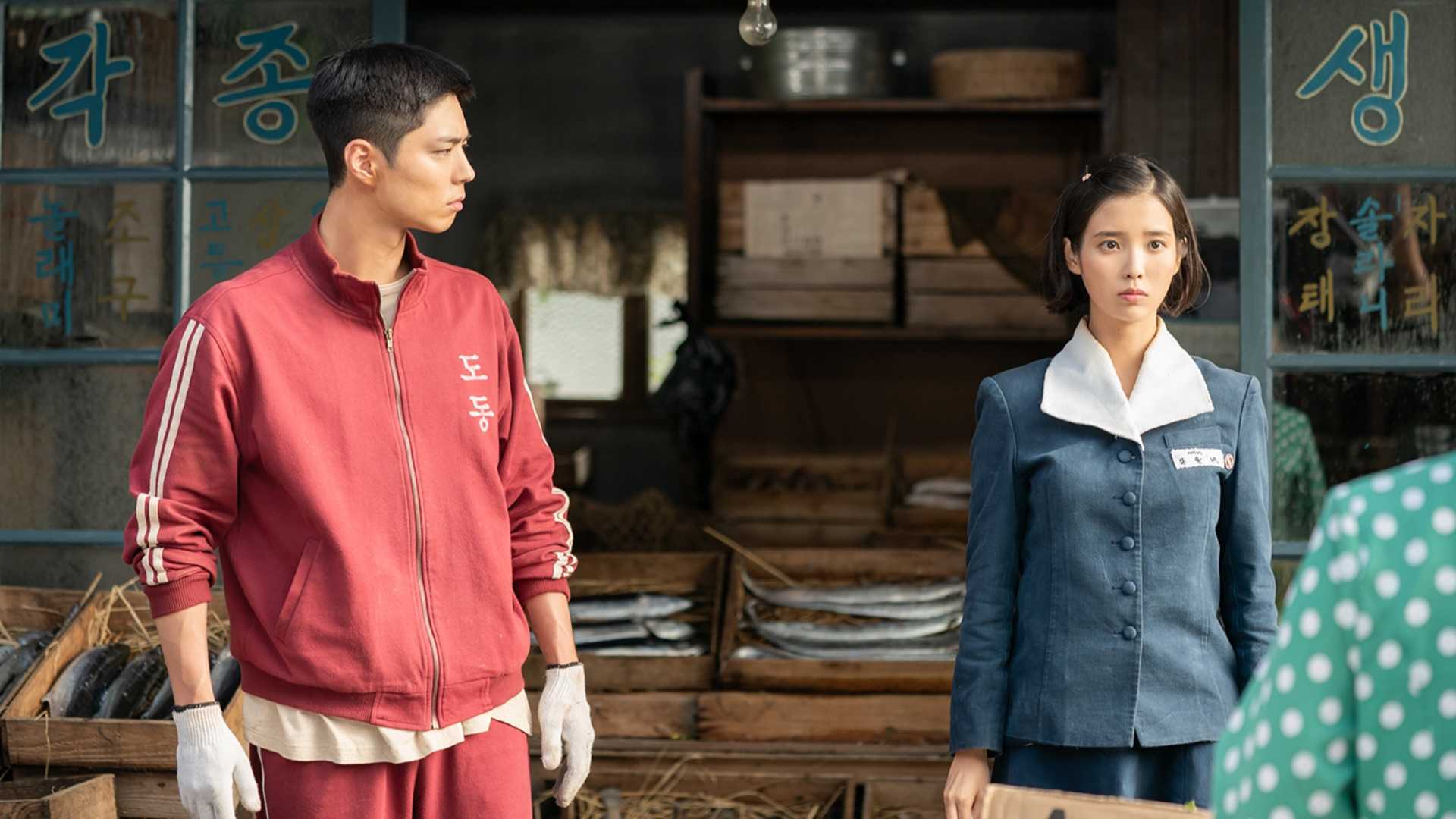 Пак Бо-гум и Иу, продающие капусту в сериале "Когда жизнь дарит вам тангеры".