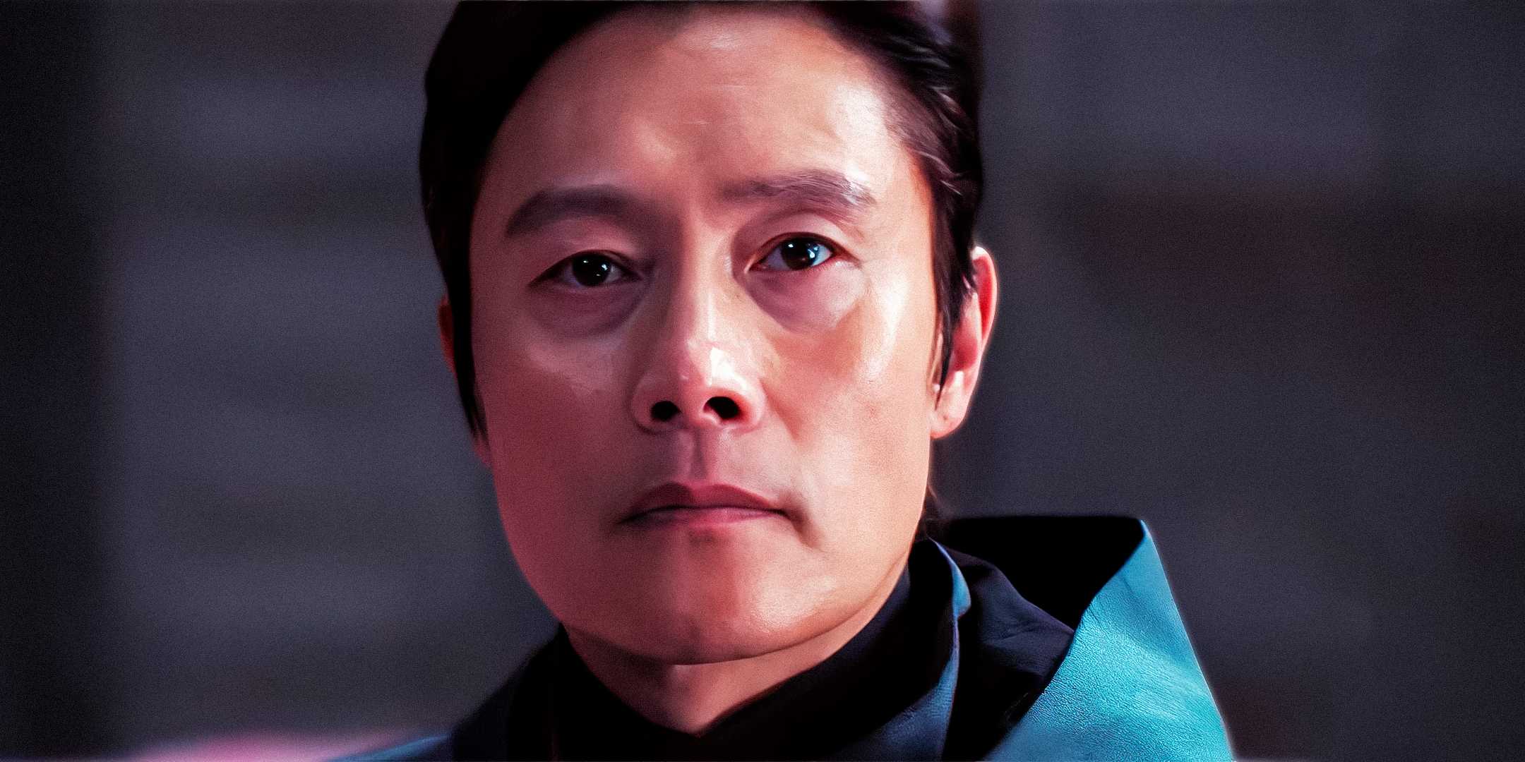 Фронт-мен смотрит на Джин-хо в 3 сезоне "Игра в кальмара"