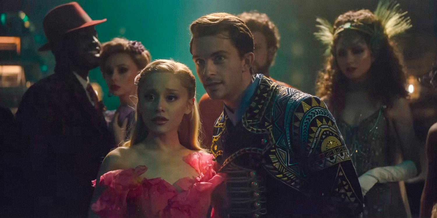 Глинда (Ариана Гранде) и Фиеро (Джонатан Бейли) смотрят на что-то в фильме *Wicked*.