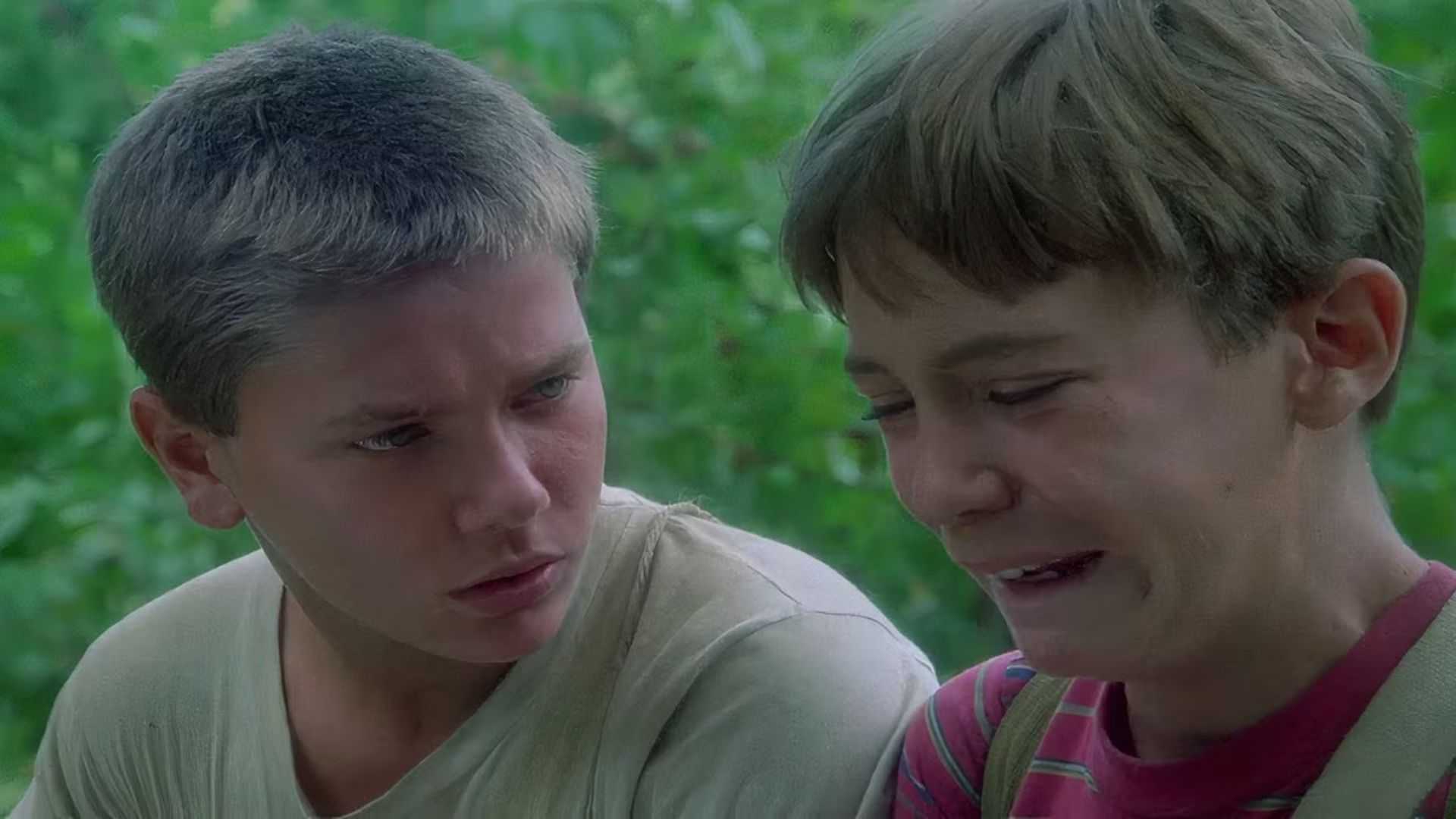 Уилл Вейтон в роли Горди, плачущего рядом с Ривером Фениксом в роли Криса в фильме "Stand By Me"