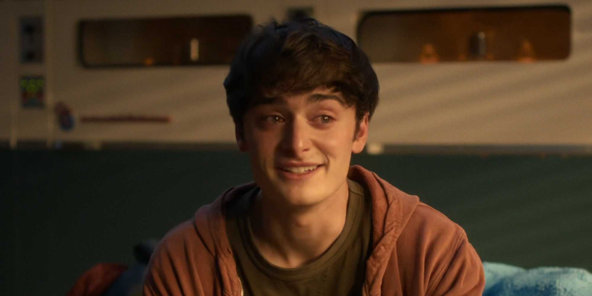 Уильям Бьярс приходит к себе в Stranger Things, 5 сезон, эпизод 7