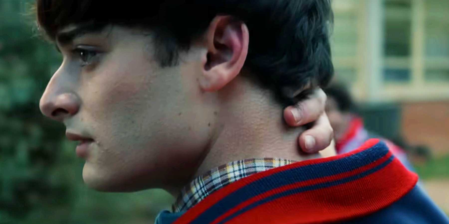 Уилл Байерс в трейлере к 5 сезону *Stranger Things*, касается пальцами затылка