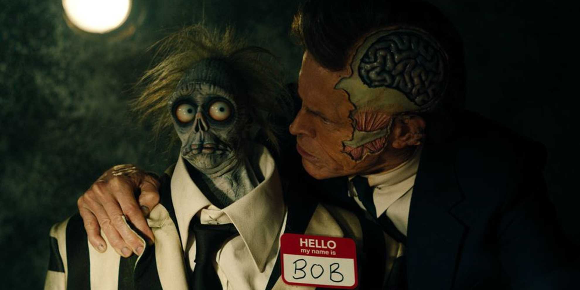 Уиллем Дефо сталкивается с уменьшенной головой Бетельгейзе в Beetlejuice Beetlejuice