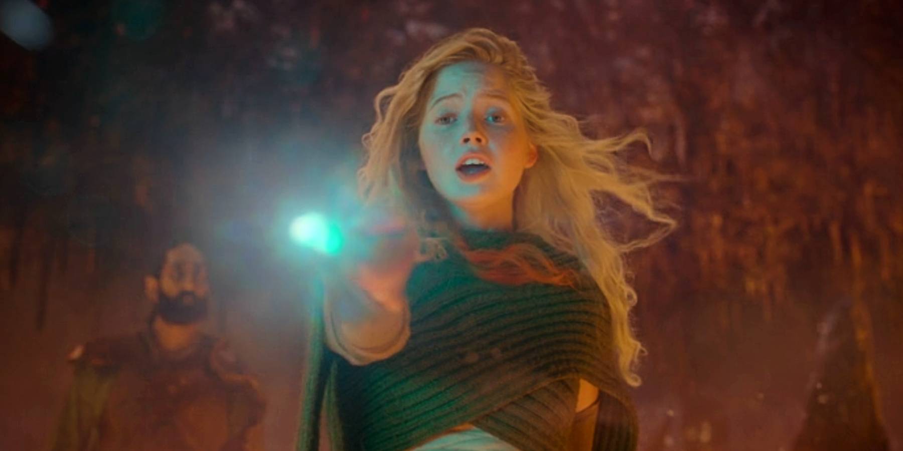 Элора Данан (Элли Бэмбер) в 7-й серии 1 сезона "Willow", держащая волшебную палочку с исходящим из нее светом