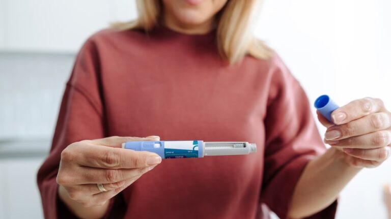 Влияние пептидов на здоровье и долголетие: что говорят эксперты и какие риски стоит учитывать