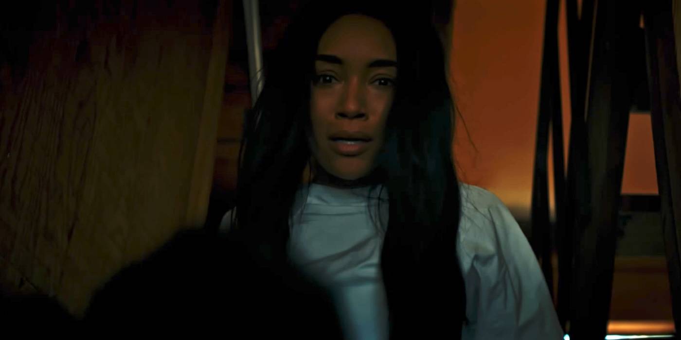 Женщина смотрит вниз на кого-то в фильме "Run" 2025