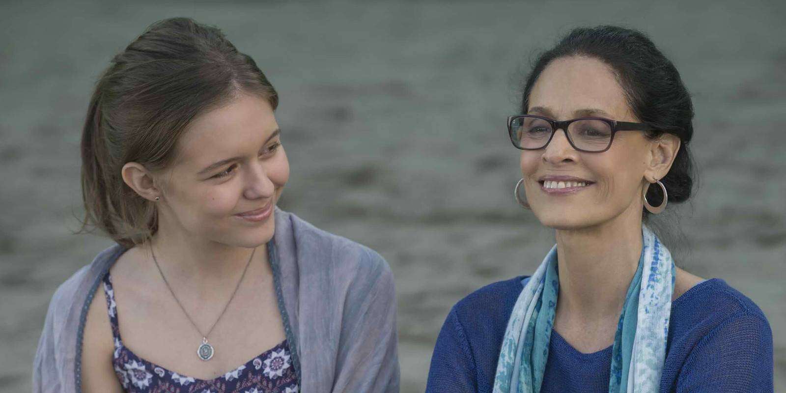 Wonder Via и бабушка сидят на пляже 