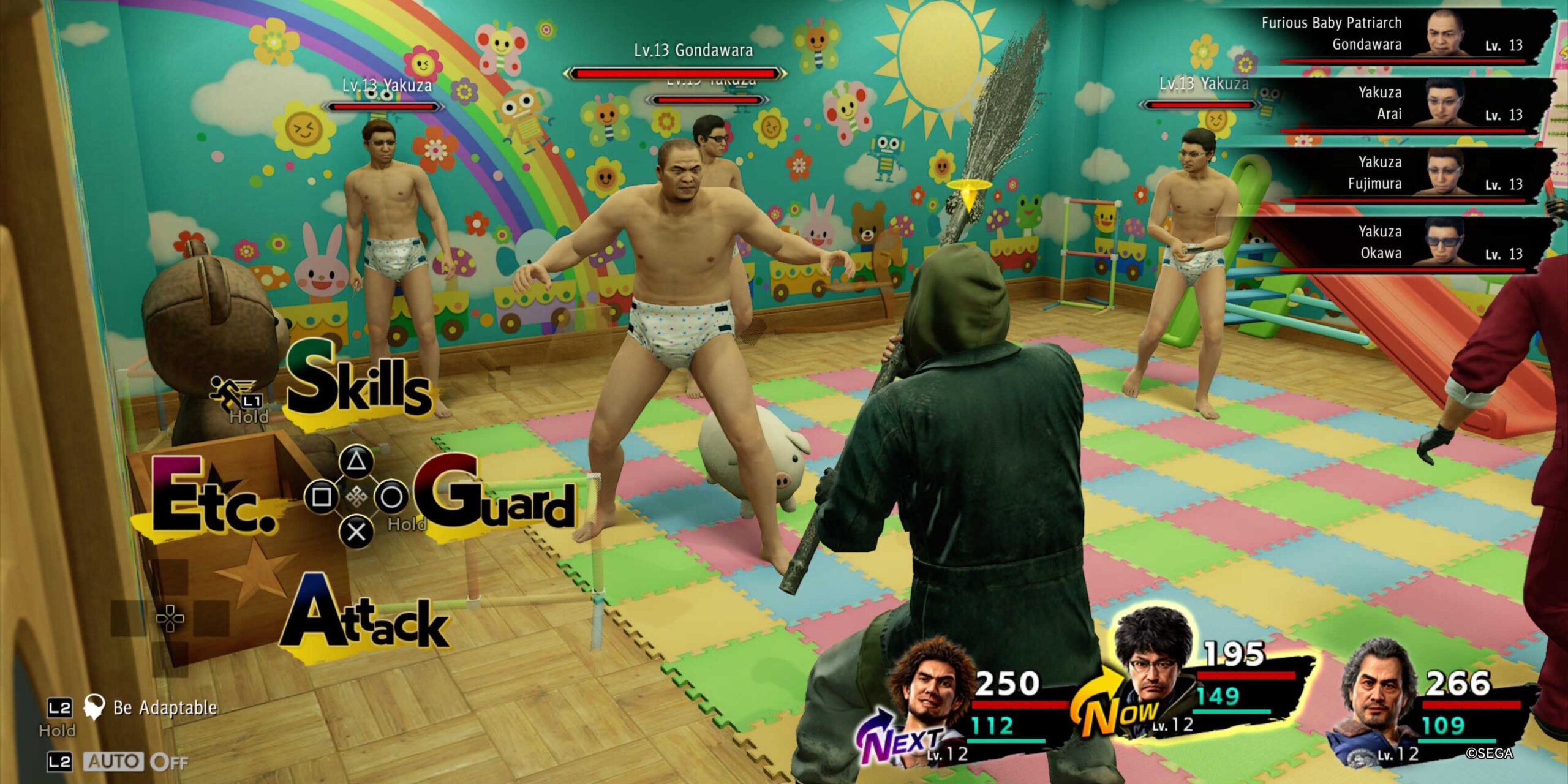 Скриншот Yakuza Like A Dragon, показывающий группу персонажей в бою против группы взрослых мужчин в подгузниках в комнате, оформленной в стиле детской.