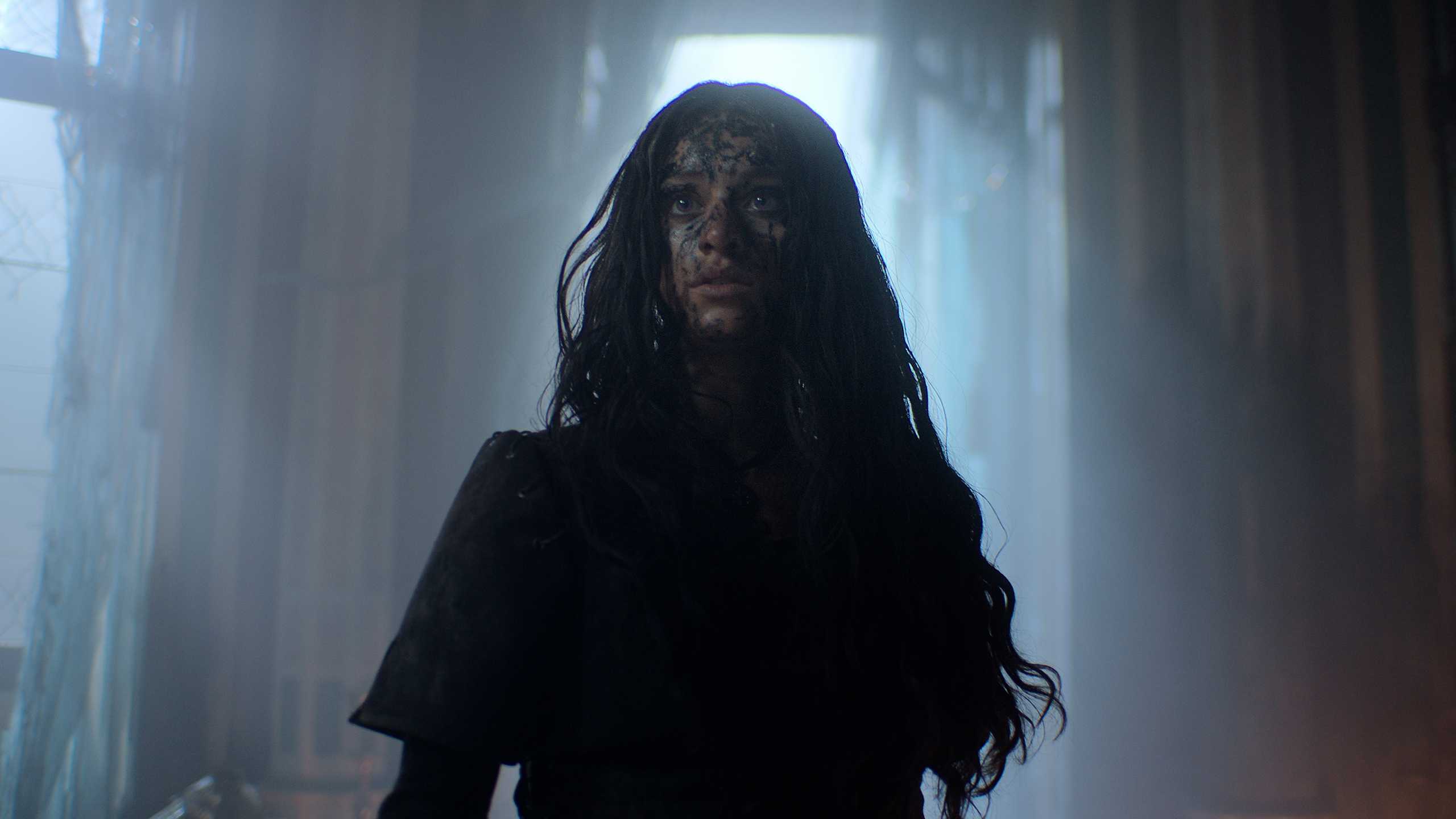 Йеннефер, покрытая кровью и грязью в 4-м сезоне *The Witcher*