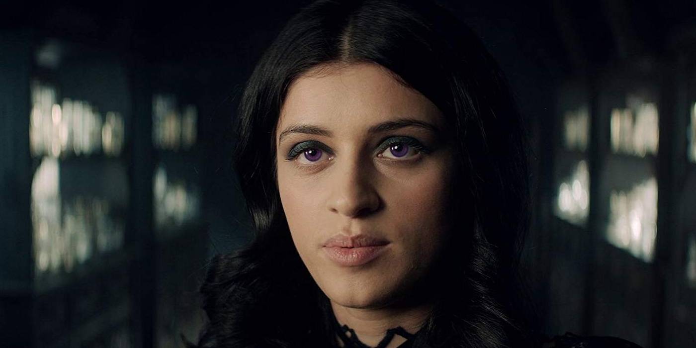 Йеннифер, выглядящая серьезно в "Ведьмаке"