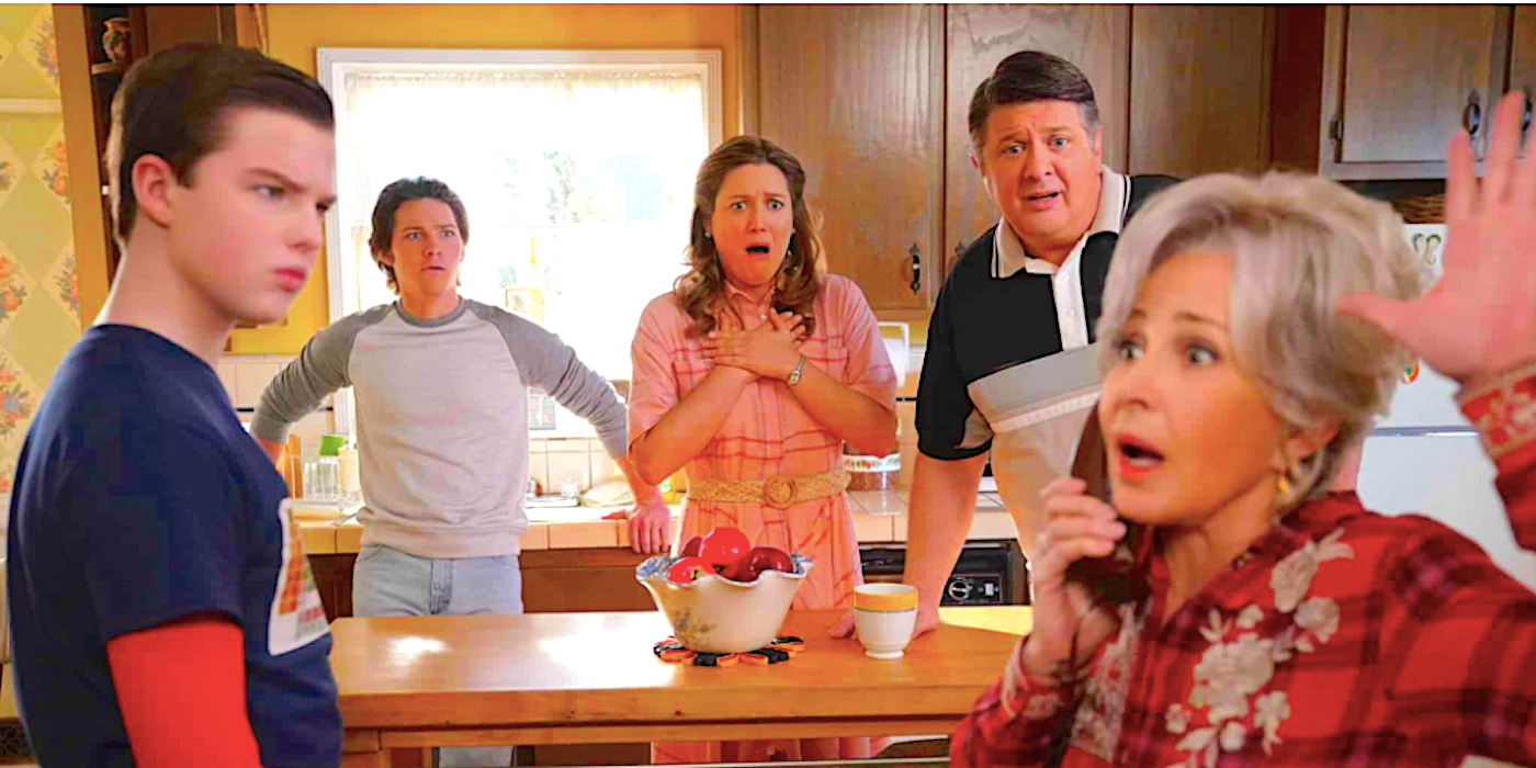 Эпизод 16 6-го сезона *Young Sheldon*: Георги Джордж-старший, Мэри и Шеldon наблюдают, как Мему разговаривает по телефону