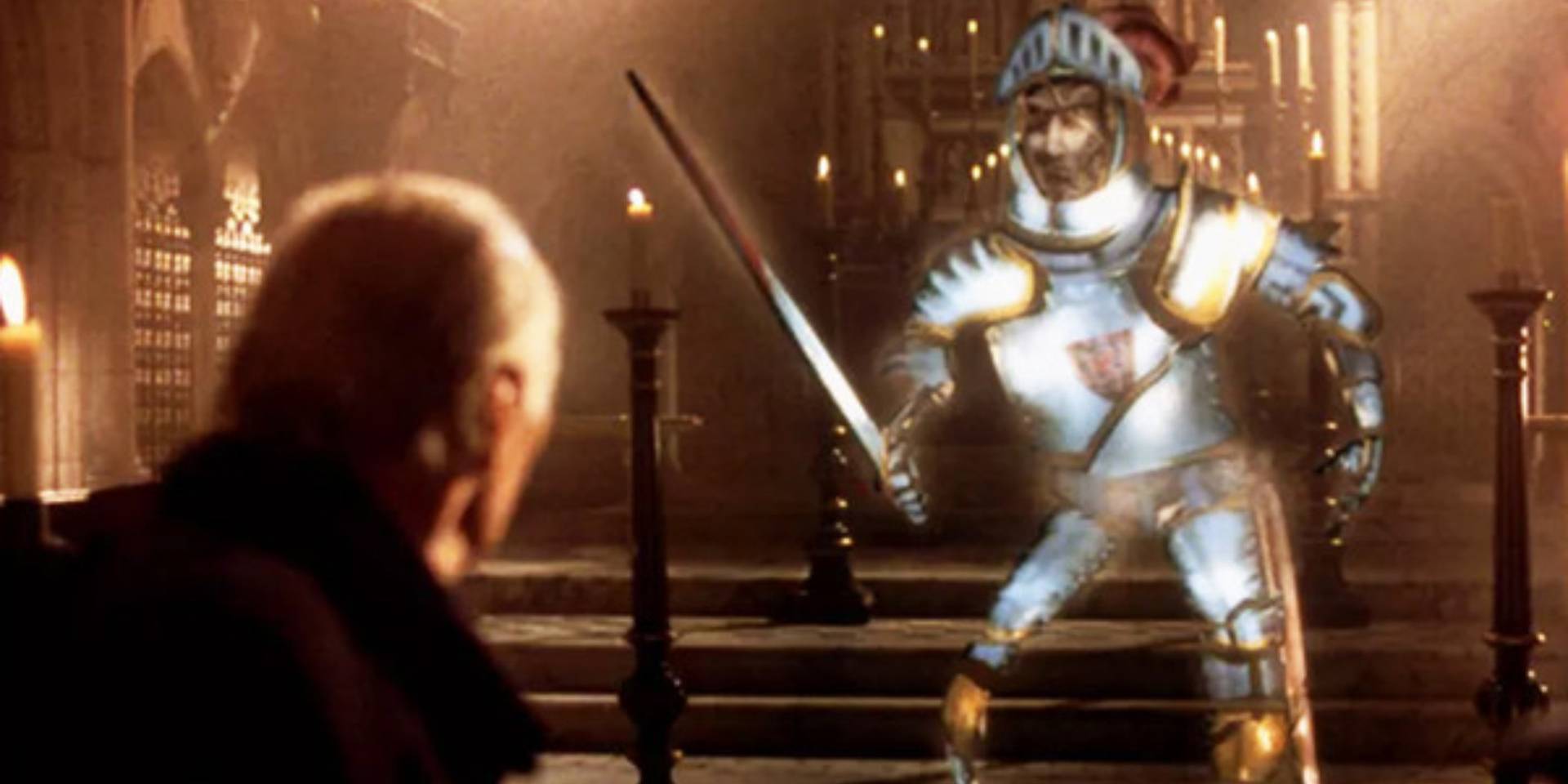 Человек смотрит на призрачного рыцаря в Молодом Шерлоке Холмсе 1985