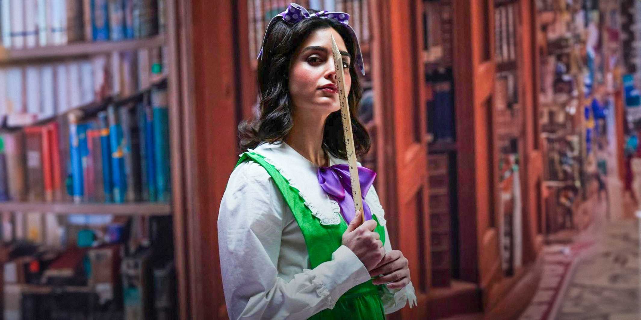 Лаура Франко (Мелисса Баррера) в своей театральной роли в "Твой Монстр"