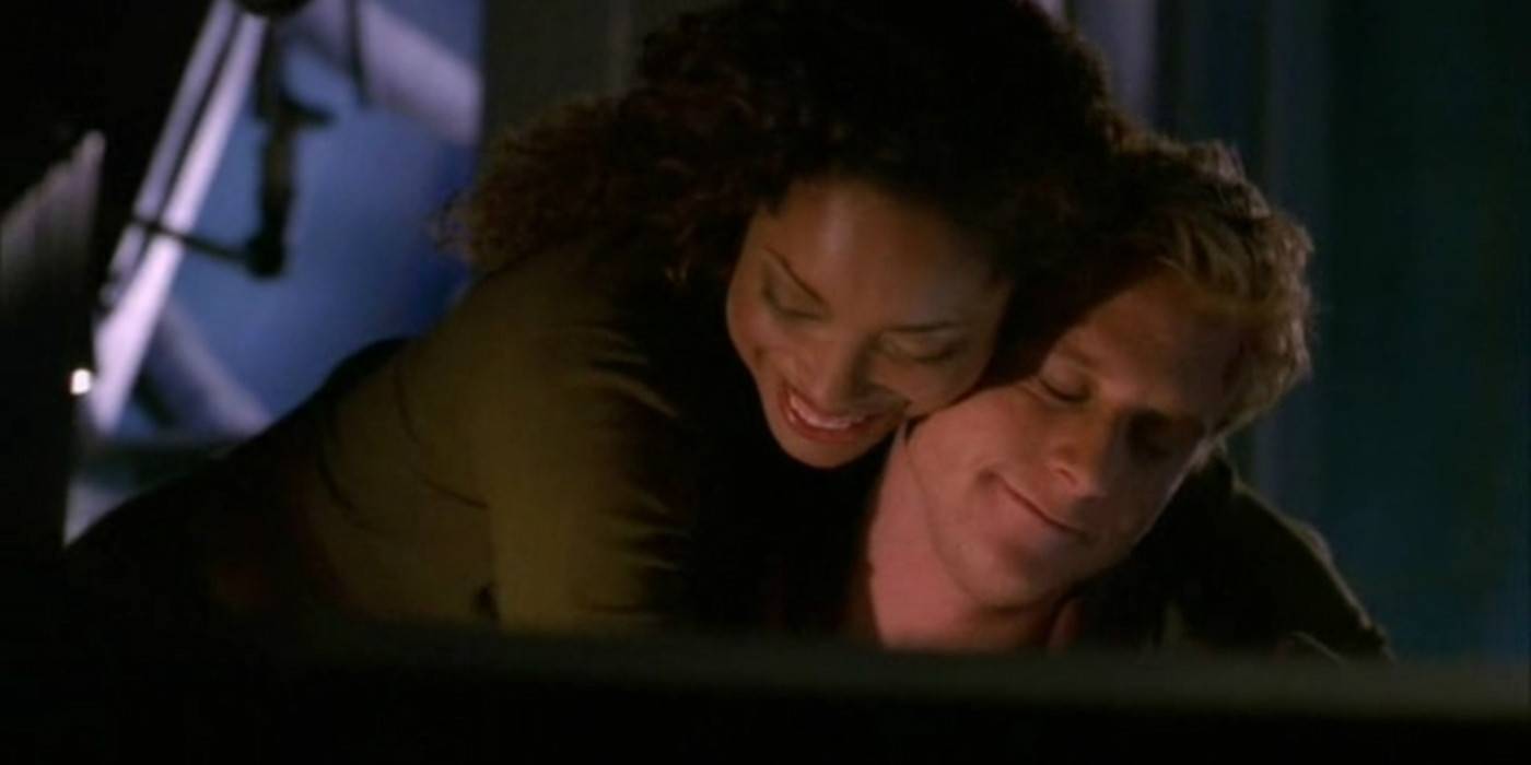 Зоя и Бик, обнимающиеся в "Firefly"