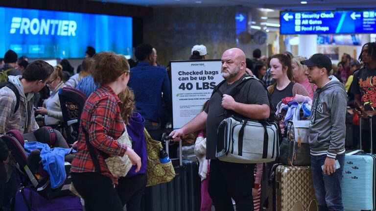 Видеозапись зафиксировала хаос и эмоциональный срыв на борту рейса