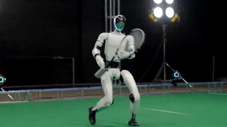 Инновационный гуманоидный робот соревнуется в теннис с человеком в реальном времени
