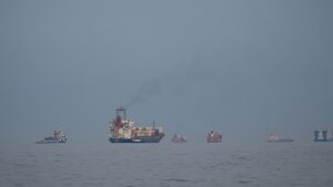 Иран использует замаскированные взрывные судна в стратегическом проливе Хормуз, сигнализируя о новой тактике морской гибридной войны