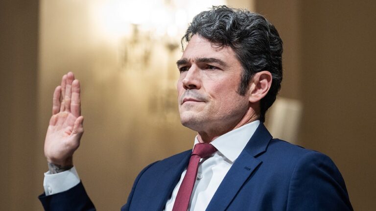 В центре скандала: резкое отстранение Джо Кента и рост критики внутри GOP по обвинениям в антисемитизме и расследованию ФБР