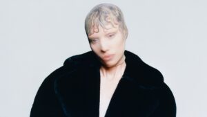 Ликке Ли представила новый сингл «Knife in the Heart» — мрачную балладу с оркестровым звучанием