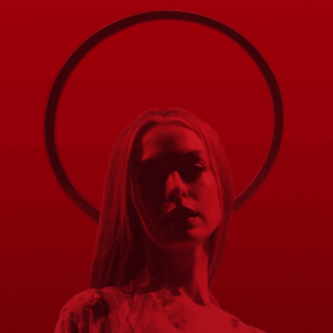 Аня Хэтэуэй исполняет песню «Burial» от Charli XCX из саундтрека к фильму «Mother Mary»