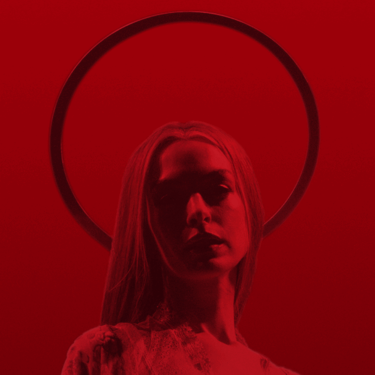 Аня Хэтэуэй исполняет песню «Burial» от Charli XCX из саундтрека к фильму «Mother Mary»