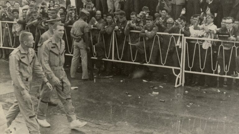 Раскрыты ранее не публиковавшиеся фотографии возвращения Нила Армстронга на Землю после опасной миссии 60 лет назад