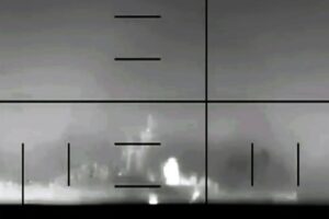 Подводная лодка США потопила иранский военный корабль у берегов Шри-Ланки, погибло не менее 80 человек.