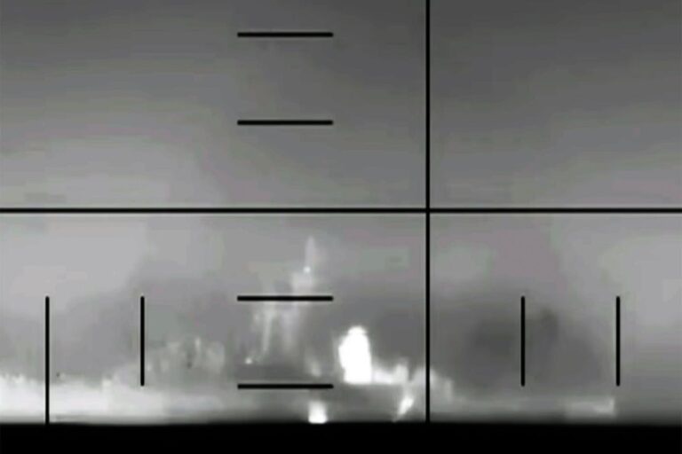 Подводная лодка США потопила иранский военный корабль у берегов Шри-Ланки, погибло не менее 80 человек.