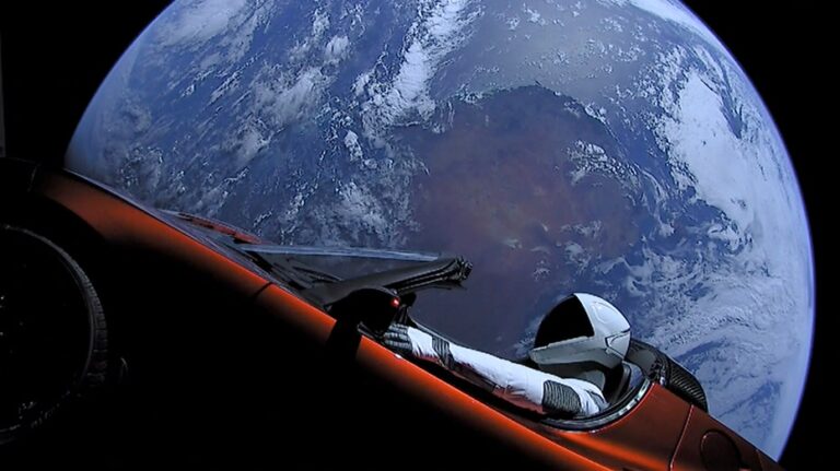 Астероид, обнаруженный недавно, оказался спутником Tesla Roadster, запущенным в космос
